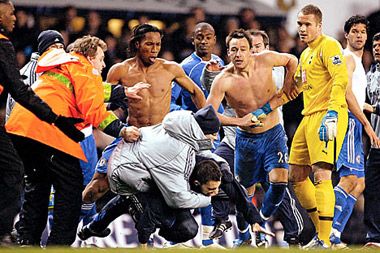 На лідера Челсі напали фанати Тоттенхема (фото)