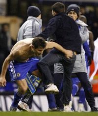 На лідера Челсі напали фанати Тоттенхема (фото)