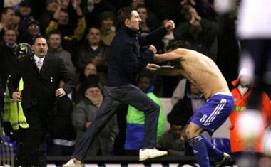 На лідера Челсі напали фанати Тоттенхема (фото)