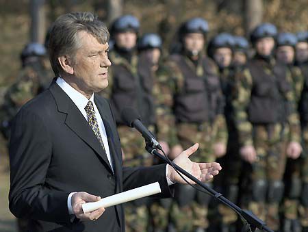 Ющенко похвалил: “спецподразделение «Альфа» умеет не только стрелять, но и думать”