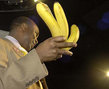 Тогда националист бросил связку бананов и попал прямо в черного пастора