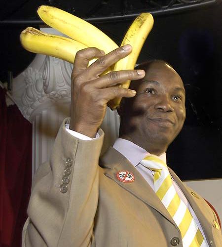 Он поднял бананы и стал всем демонстрировать “признаки расизма”