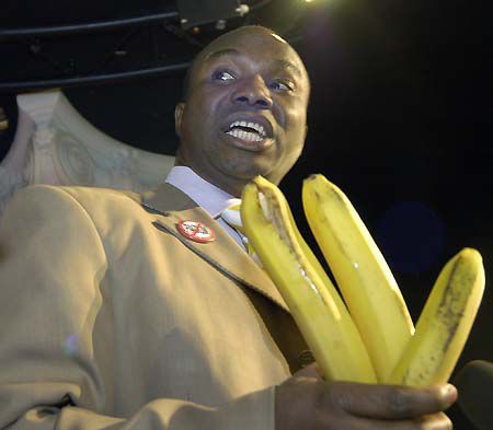 ...в результате которого пастор-нигериец получил бесплатную связку бананов