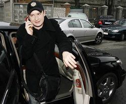 Андрей Данилко выходит из автомобиля перед пресс-конференцией, посвященной подготовке к Евровидению-2007. Киев, 22 марта