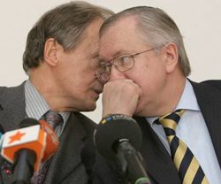 Юрій Костенко і Борис Тарасюк під час спільного засідання центральних проводів партій УНП і НРУ. Київ, 24 березня