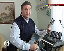 Янукович сыграл журналистам на гитаре (фото)