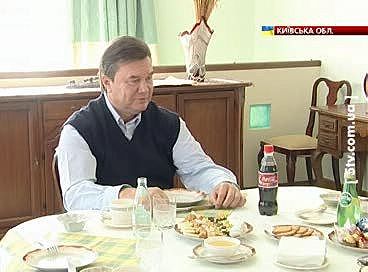 За ”столом на шість персон”, про який Янукович також розповідав на прес-конференції, уточнюючи максимально можливу кількість представників преси на один візит, родина Януковичів не часто збирається у повному складі. Віктор Федорович каже, що спокушав старшого сина переїздом до столиці та місцем у списку Партії регіонів. Проте Олександр лишився вірним рідному регіону та своєму бізнесу. 