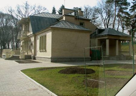 Будинок Віктора Януковича у селі Нові Петрівці, що в 10 кілометрах від Вишгорода