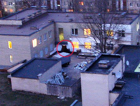 Ось так кілер з горища, де він сидів, побачив двері, з яких виводили Курочкіна. Аби ”відкрити” звинуваченого, конвоїр мав або вийти вперед, або відійти ліворуч (праворуч - груда будівельного сміття). Або ж випустити Курочкіна на двір першим. Фото Української правди