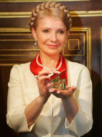 Награду ”За политическое мужество” Юлии Тимошенко вручил авторитетный французский журнал ”Международная политика”. 