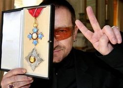 Вокаліста U2 посвятили в лицарі (фото)