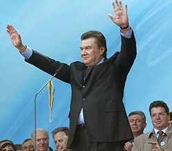 Віктор Янукович вітає своїх прихильників під час Форуму національної єдності на Європейській площі. Київ, 30 березня