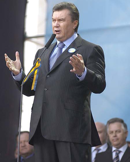 Лідера ПР Віктора Януковича, який зайшов на мітинг між двома зустрічами зі своїм тезкою, - Президентом Ющенком зустріли оплесками та розрізненими вигуками