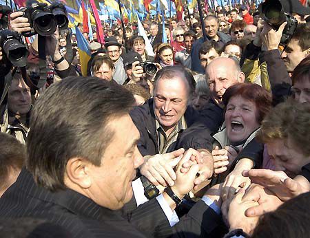 Віктор Янукович досить вдало сходив у народ. Охочих потриматися за прем`єра було, може, й забагато