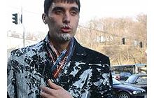 Секретаря Донецької міськради облили кефіром (фото)