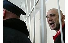 Макс Бешеный в зале суда предложил любимой руку и сердце (фоторепортаж)