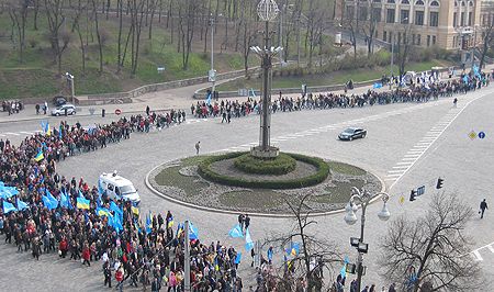 Кількатисячна колона блокувала рух у центрі Києва (додано фото)