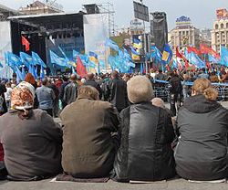 Сторонники коалиции слушают речи своих лидеров во время митинга на Майдане Независимости. Киев, 4 апреля