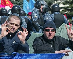 Прихильники коаліції відпочивають після маршу до ЦВК. Київ, 5 квітня 