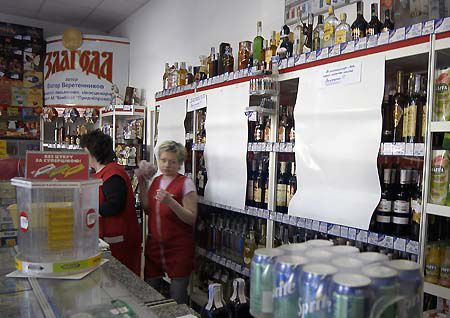 У деяких магазинах навіть вітрини з алкоголем закрили – щоби зайве не спокушати клієнтів 
