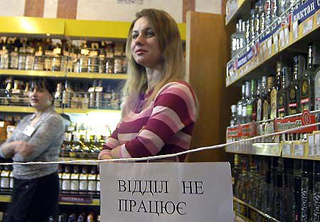 Девушки-продавцы грудью стали на защиту алкогольного отдела