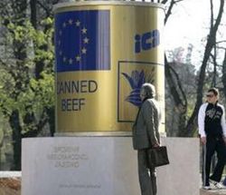В Боснии установили памятник мясной консерве (фото)
