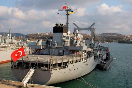 Танкер ВМФ Туреччини «Ярбай Кудрет Гюнгер» та підводний човен «Буракрейс» у Севастополі у п`ятницю, 6 квітня 2007 р. Цього дня до Севастопольської бухти також увійшов фрегат «Саліхрейс». Група кораблів, які є частиною військово-морських сил НАТО, прибула до Севастополя з тиденним дружнім візитом відповідно до плану міжнародної військової співпраці міністерств оборони України і Туреччини.