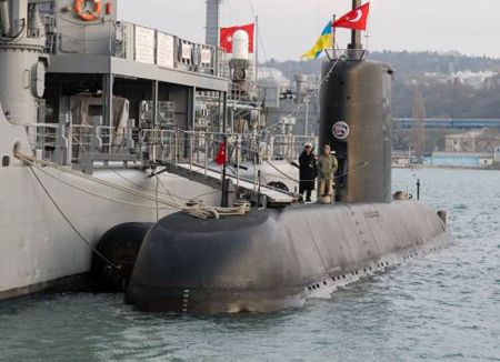 Танкер ВМФ Туреччини «Ярбай Кудрет Гюнгер» та підводний човен «Буракрейс» у Севастополі у п`ятницю, 6 квітня 2007 р. Цього дня до Севастопольської бухти також увійшов фрегат «Саліхрейс». Група кораблів, які є частиною військово-морських сил НАТО, прибула до Севастополя з тиденним дружнім візитом відповідно до плану міжнародної військової співпраці міністерств оборони України і Туреччини.