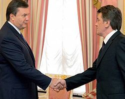 Віктор Ющенко і Віктор Янукович тиснуть один одному руки під час зустрічі. Київ, 10 квітня