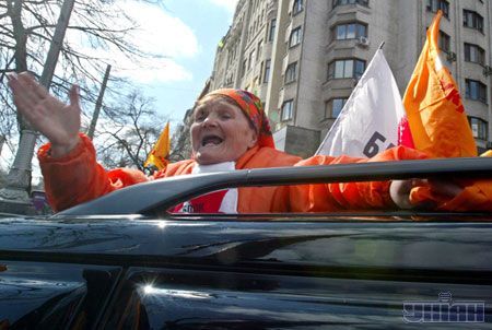 Висунувшися з люка, новоспечений член Нашої України скандує ”зРаду геть!”. Фото УНІАН