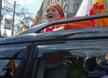 Схоже, ”символ помаранчевої революції” непогано освоїлася зі своєю новою роллю ”живого талісмана” опозиційних партій. Фото УНІАН