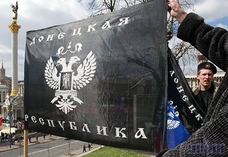 Сторонники коалиции в среду вышли на Майдан с флагом ”Донецкой республики”. Фото УНИАН