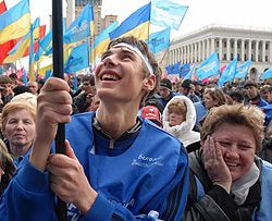 Прихильники Партії регіонів розмахують прапорами під час мітингу на Майдані Незалежності. Київ, 10 квітня