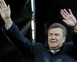 Віктор Янукович вітає своїх прихильників під час мітингу коаліції на Майдані Незалежності. Київ, 11 квітня