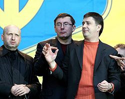 Олександр Турчинов, Юрій Луценко і В’ячеслав Кириленко під час мітингу опозиції на Європейській площі. Київ, 11 квітня
