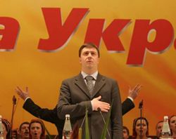 Лідер партії «Наша Україна» В’ячеслав Кириленко слухає Гімн України під час відкриття V-го з’їзду партії. Київ, 16 квітня 