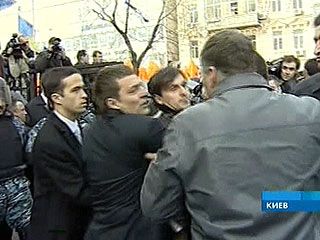 Як Олена Лукаш до КС через паркан лізла (фото)