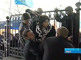 Як Олена Лукаш до КС через паркан лізла (фото)