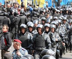 Співробітники міліції стежать за порядком під час блокування входу до будівлі Конституційного Суду України. Київ, 18 квітня 