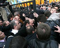 Депутаты ВР во время блокировки входа в здание КС Украины