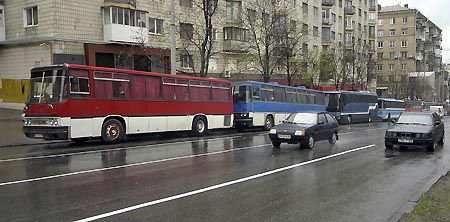 Так само забитий проспект Лесі Українки: по обидва боки дороги – автобуси. На одному боці – бютівські, на іншому – Регіонів