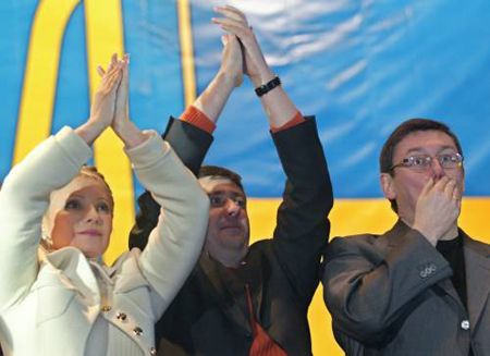 Юлия Тимошенко, Вячеслав Кириленко, Юрий Луценко на митинге объединенной оппозиции на Европейской Площади в Киеве, 20 апреля 2007 года