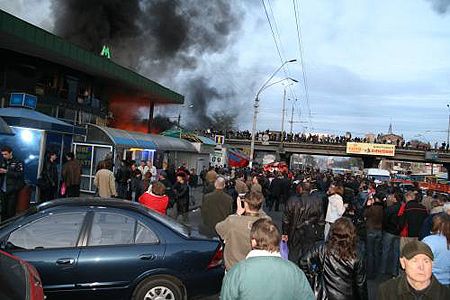 Метро ”Шулявська”: з ринку секонд-хенда вогонь перекинувся на кафе