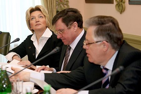 Лидер парламенсткого большинства не то сосредоточилась на изучении предметов интерьера, не то пыталась взять ”с потолка” новые идеи политического компромисса