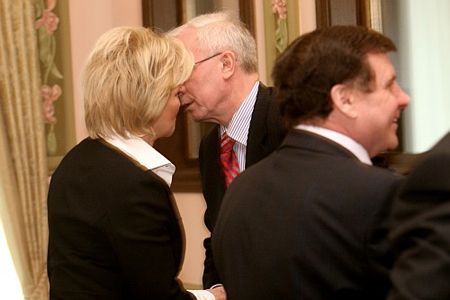 Богатыреву с Азаровым ”застукали на горячем”. Наверное, это и есть ”кулуарные переговоры”...