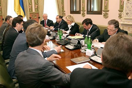 Со стороны коалиции присутствуют Николай Азаров, Анатолий Толстоухов, Раиса Богатырева, Адам Мартынюк, Петр Симоненко, Сергей Матвиенков, Михаил Теплюк