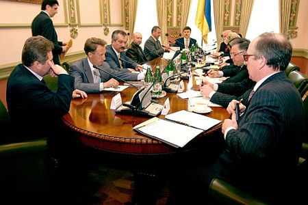 Оппозицию представляют Вячеслав Кириленко, Александр Турчинов, Николай Онищук, Иосиф Винский, а также - Виктор Пинзеник, Николай Онищук та глава общественного Совета при президенте Иван Плющ