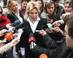 Раиса Богатырева отвечает на вопросы журналистов после переговоров между оппозицией и коалицией. Киев, 25 апреля