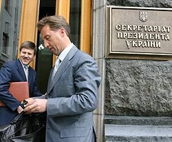 Николай Онищук и Иван Васюник в перерыве заседания оппозиции и коалиции. Киев, 25 апреля