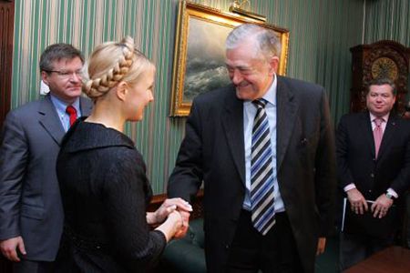 Юлия Тимошенко и Терри Дэвис здороваются перед началом официальной встречи. Киев, 26 апреля